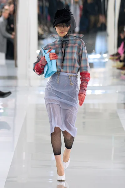 Look 16